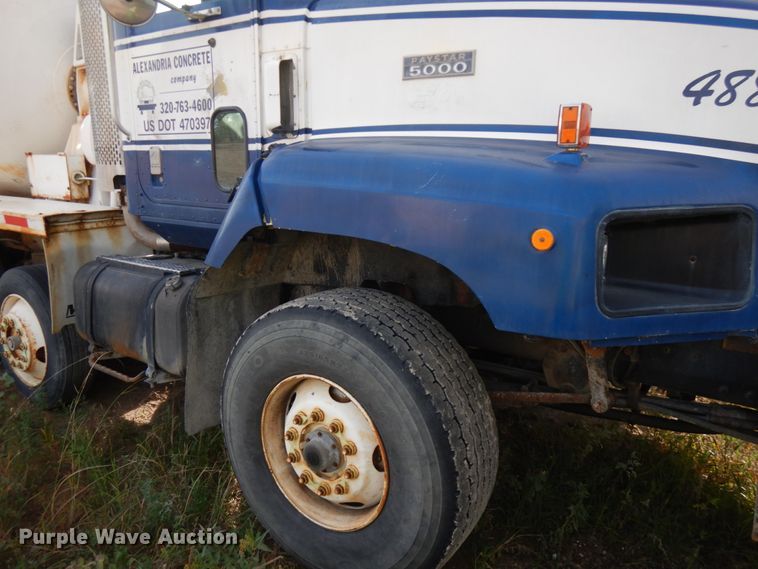 image for item JQ9291 2000 International 5000  ready mix truck