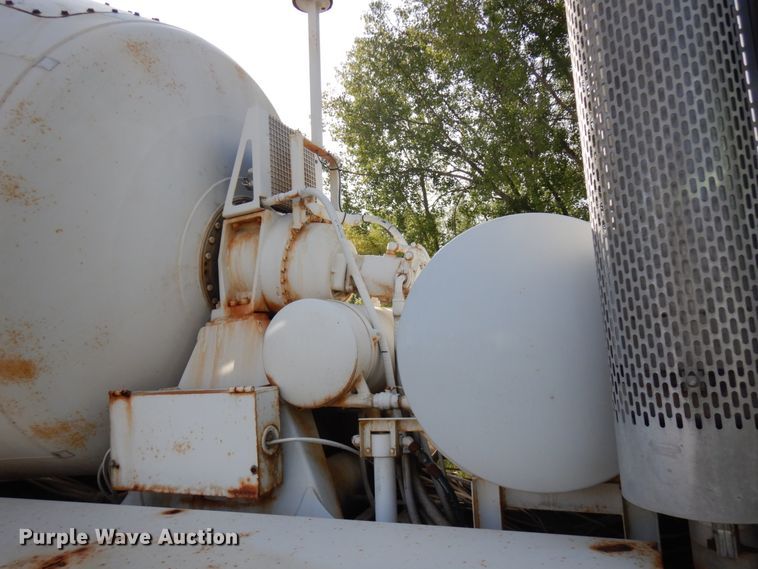 image for item JQ9291 2000 International 5000  ready mix truck