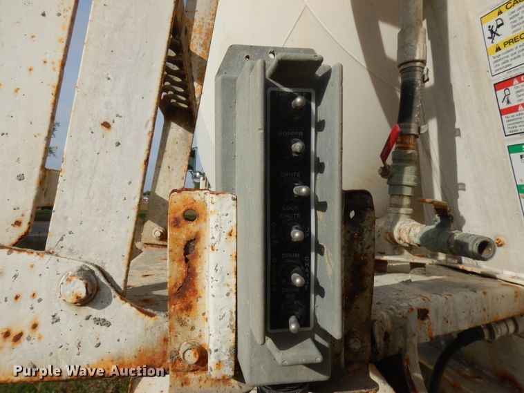 image for item JQ9291 2000 International 5000  ready mix truck