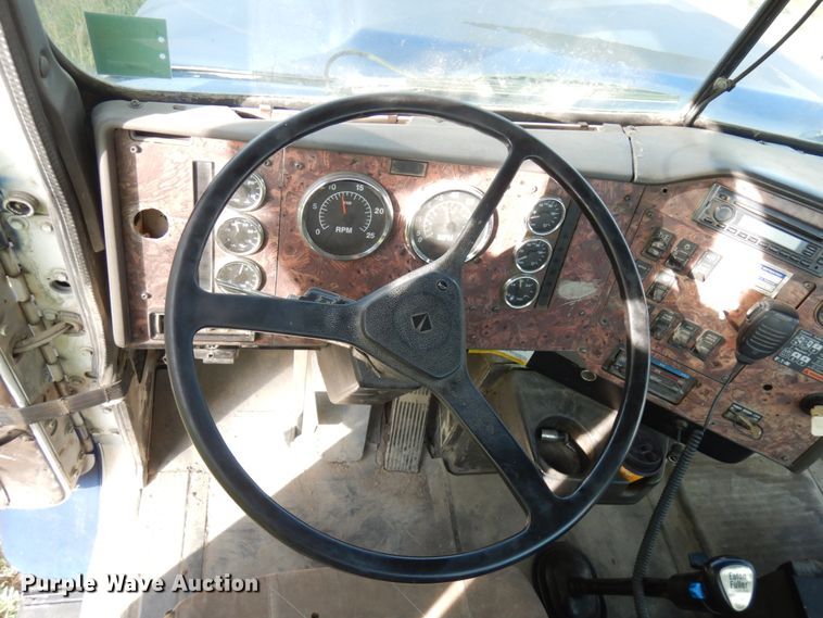 image for item JQ9291 2000 International 5000  ready mix truck