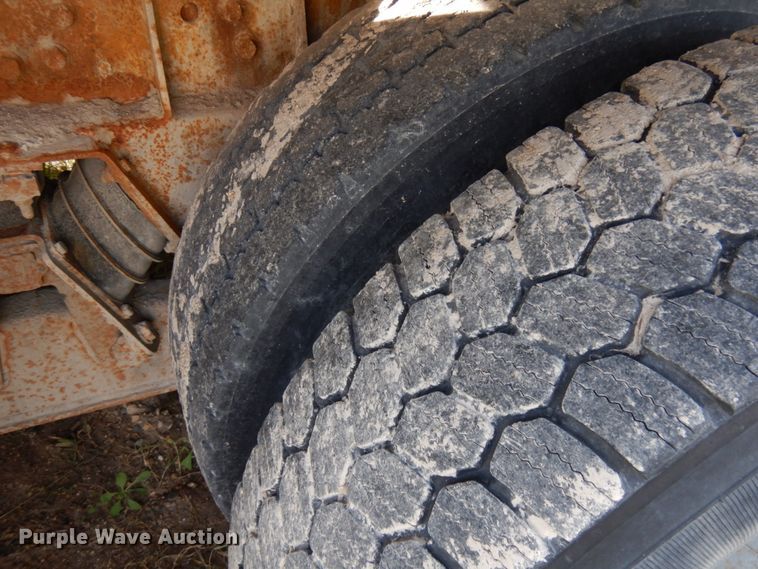 image for item JQ9291 2000 International 5000  ready mix truck