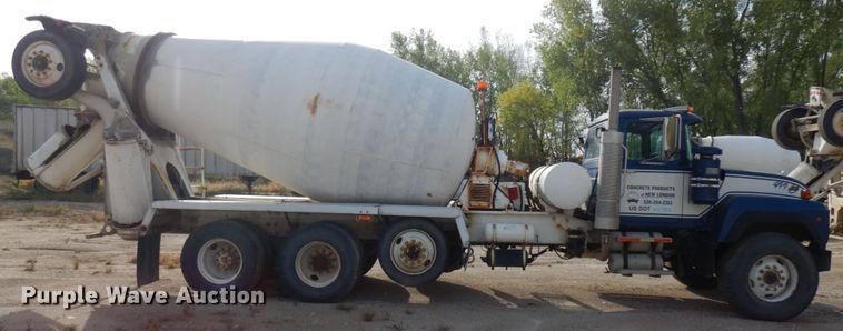 image for item JQ9292 1999 Mack RD690S  ready mix truck