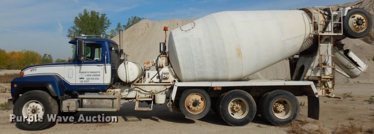 image for item JQ9292 1999 Mack RD690S  ready mix truck