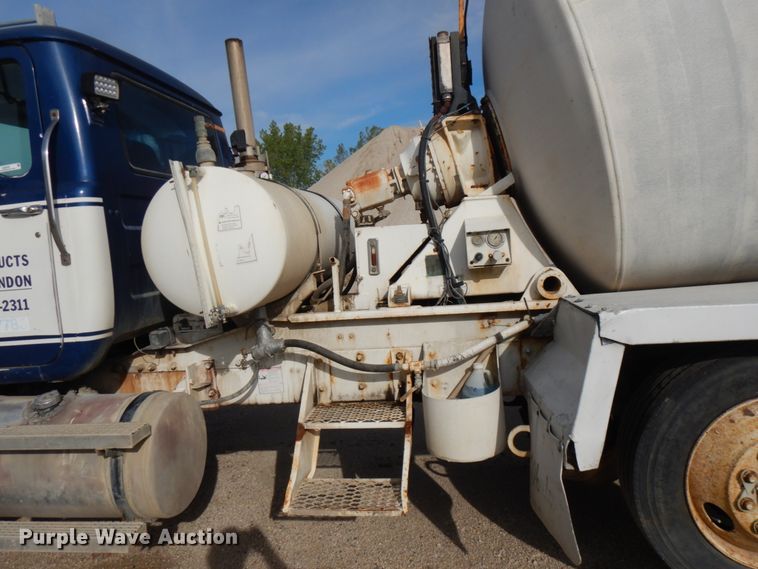 image for item JQ9292 1999 Mack RD690S  ready mix truck