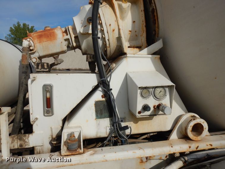 image for item JQ9292 1999 Mack RD690S  ready mix truck