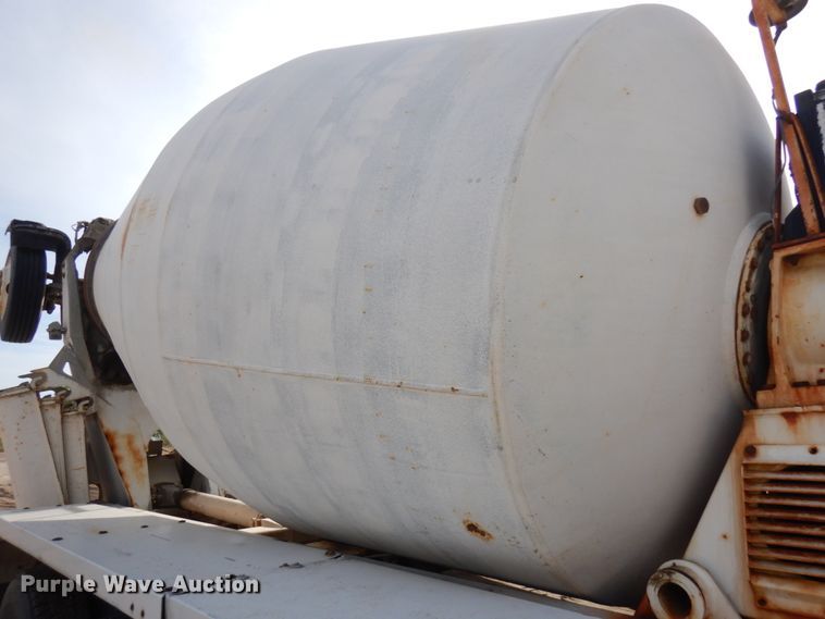 image for item JQ9292 1999 Mack RD690S  ready mix truck