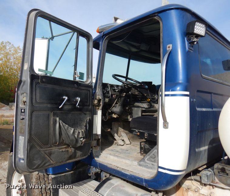 image for item JQ9292 1999 Mack RD690S  ready mix truck