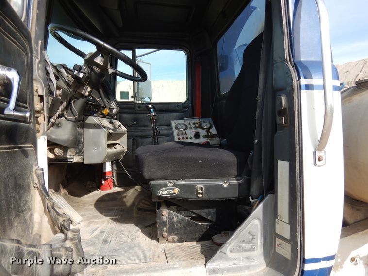 image for item JQ9292 1999 Mack RD690S  ready mix truck