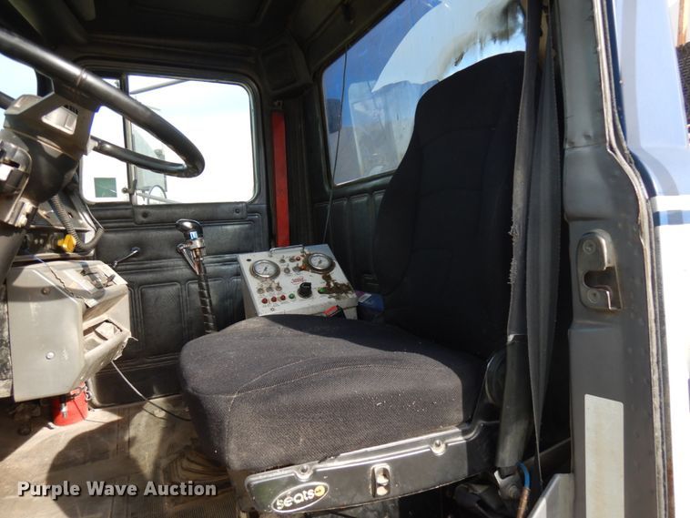 image for item JQ9292 1999 Mack RD690S  ready mix truck