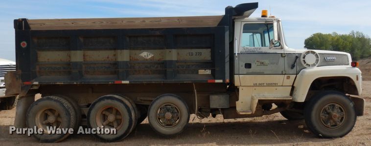 image for item JQ9298 1993 Ford LT8000F  dump truck