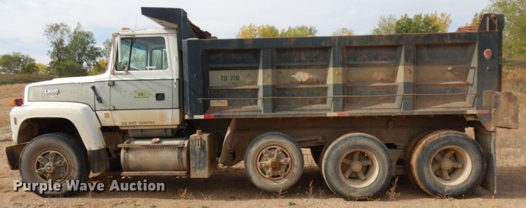 image for item JQ9298 1993 Ford LT8000F  dump truck