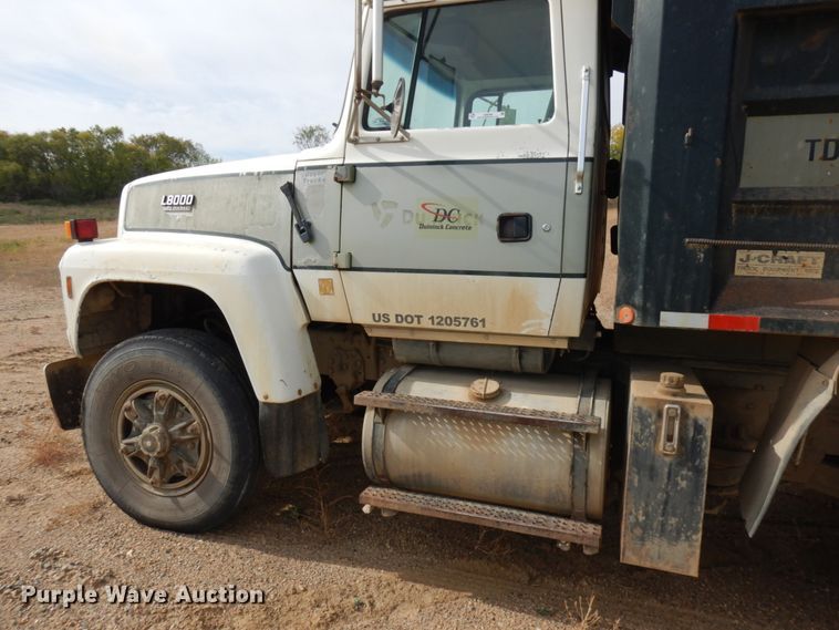 image for item JQ9298 1993 Ford LT8000F  dump truck
