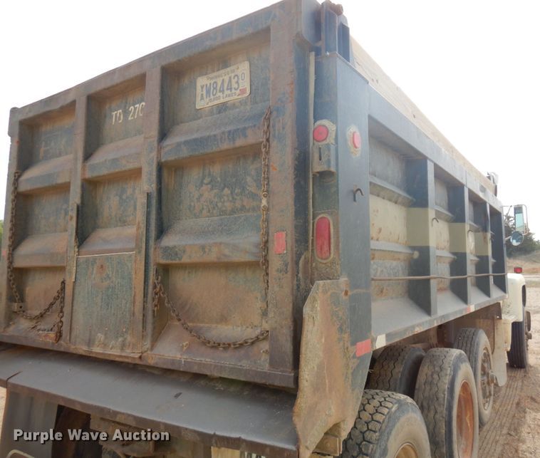 image for item JQ9298 1993 Ford LT8000F  dump truck