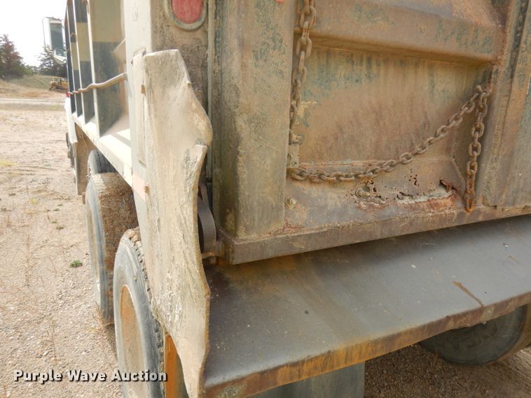 image for item JQ9298 1993 Ford LT8000F  dump truck