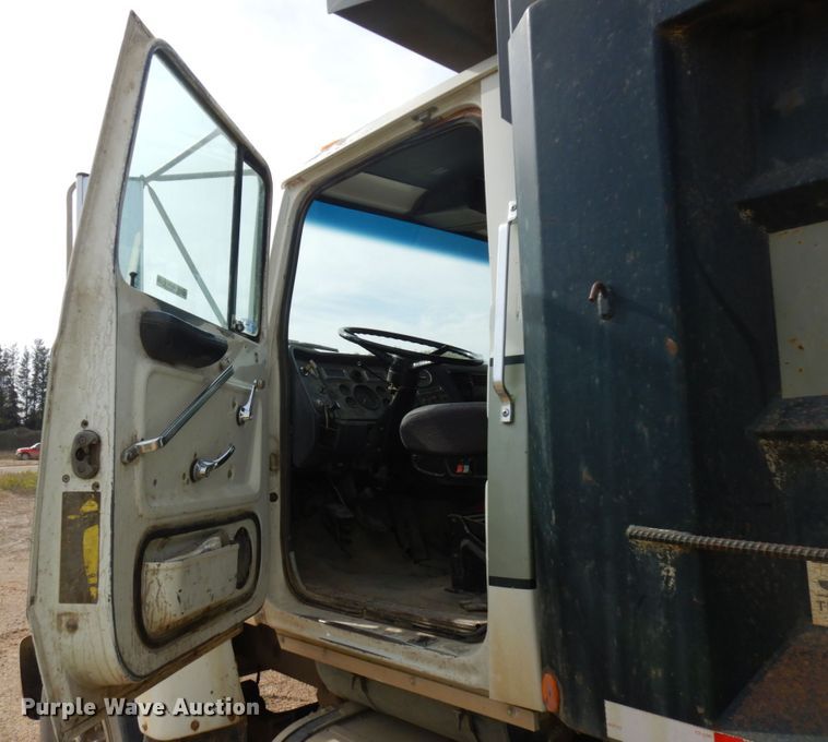 image for item JQ9298 1993 Ford LT8000F  dump truck