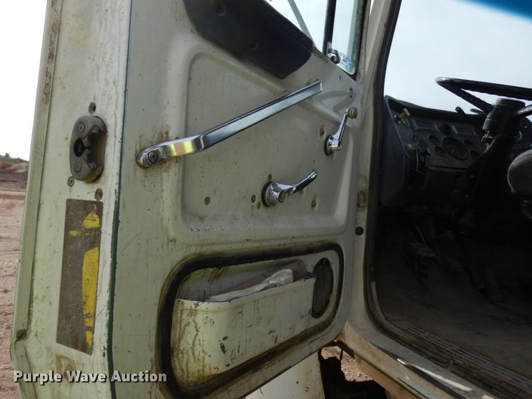 image for item JQ9298 1993 Ford LT8000F  dump truck