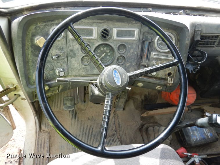 image for item JQ9298 1993 Ford LT8000F  dump truck