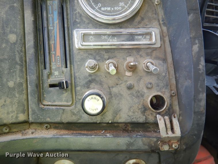 image for item JQ9298 1993 Ford LT8000F  dump truck