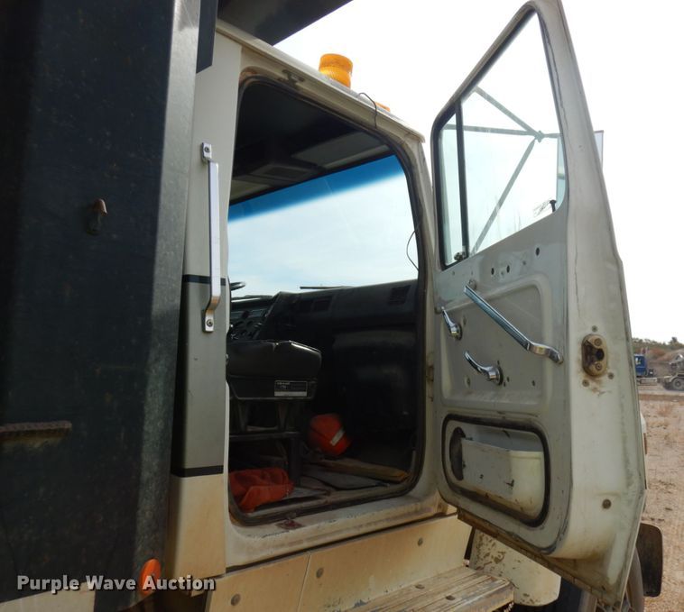 image for item JQ9298 1993 Ford LT8000F  dump truck
