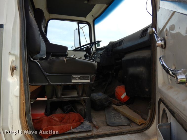 image for item JQ9298 1993 Ford LT8000F  dump truck
