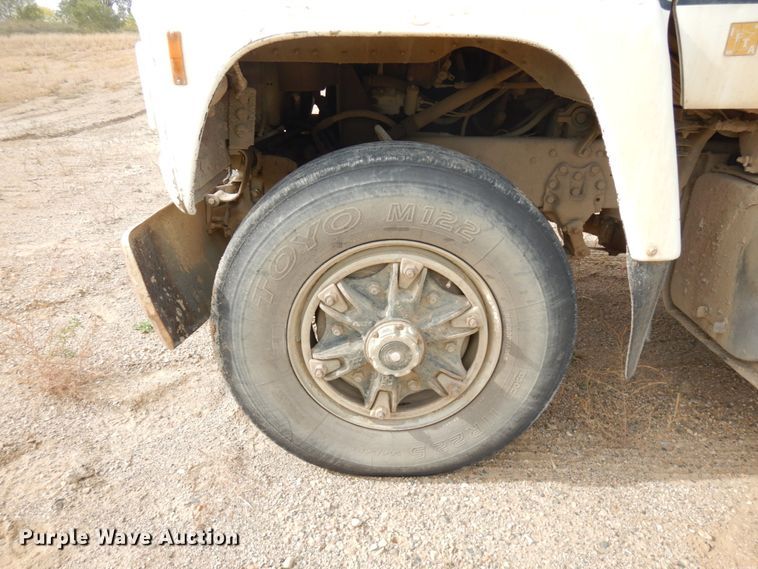 image for item JQ9298 1993 Ford LT8000F  dump truck