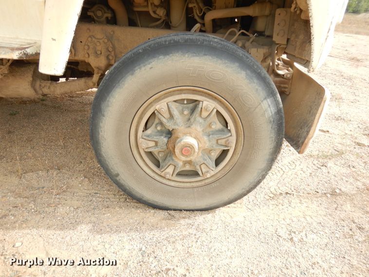 image for item JQ9298 1993 Ford LT8000F  dump truck