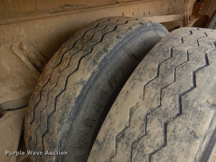 image for item JQ9298 1993 Ford LT8000F  dump truck