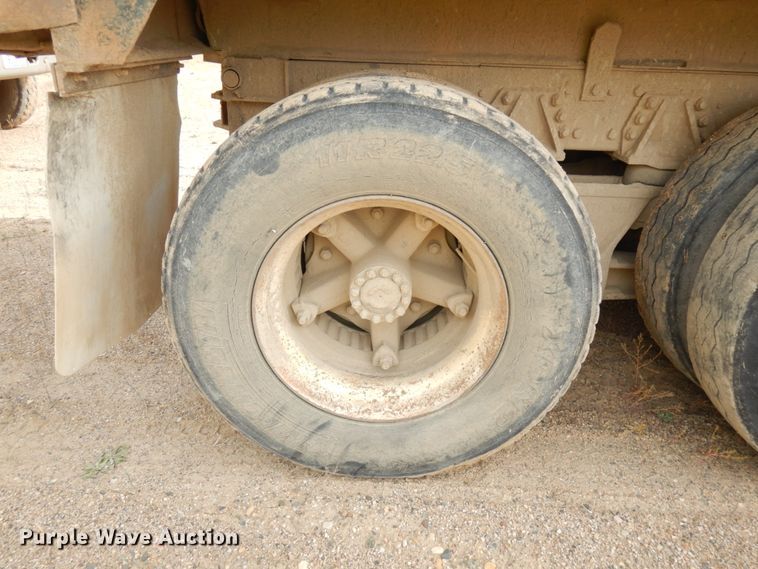 image for item JQ9298 1993 Ford LT8000F  dump truck