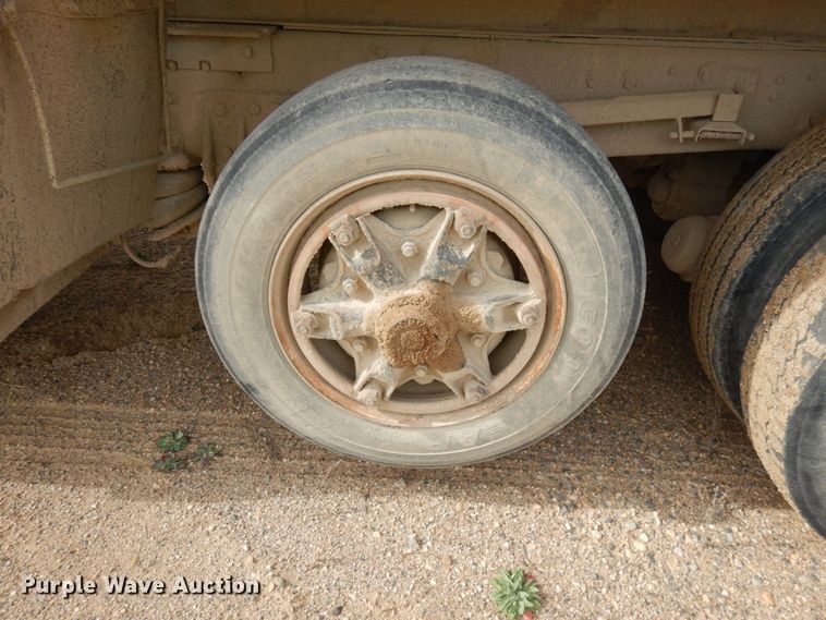 image for item JQ9298 1993 Ford LT8000F  dump truck