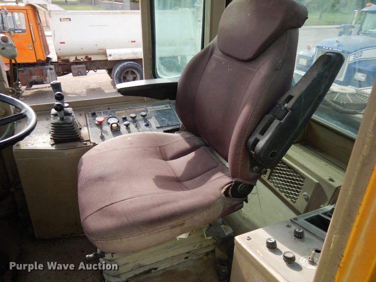 image for item JQ9304 1989 John Deere 644EZ  wheel loader