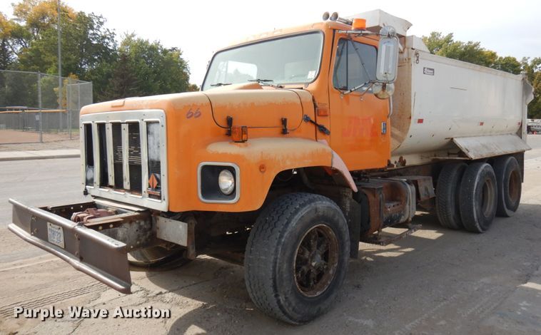 image for item JQ9306 1992 International 2674  dump truck