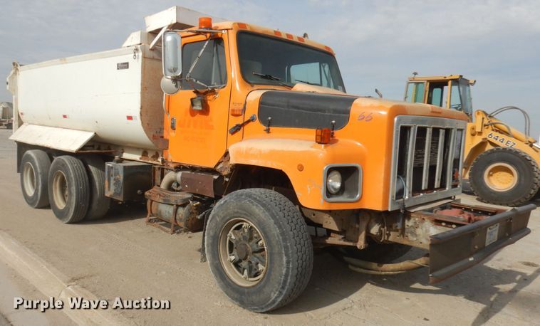 image for item JQ9306 1992 International 2674  dump truck