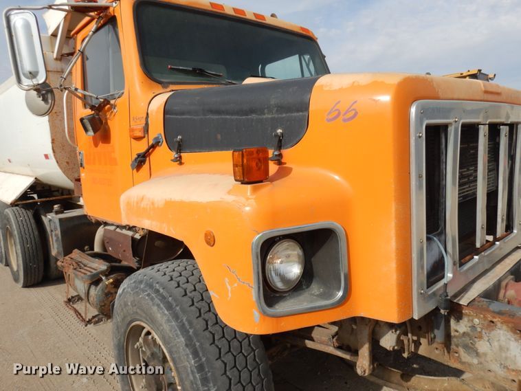 image for item JQ9306 1992 International 2674  dump truck