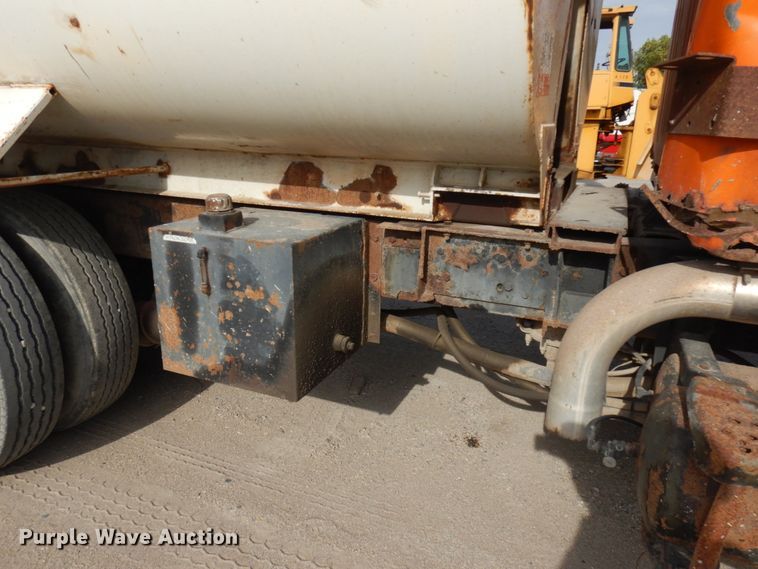 image for item JQ9306 1992 International 2674  dump truck