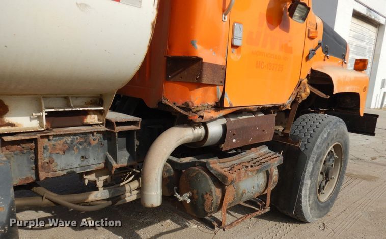 image for item JQ9306 1992 International 2674  dump truck