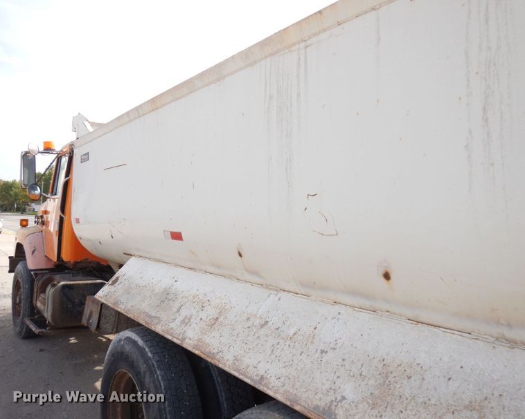 image for item JQ9306 1992 International 2674  dump truck