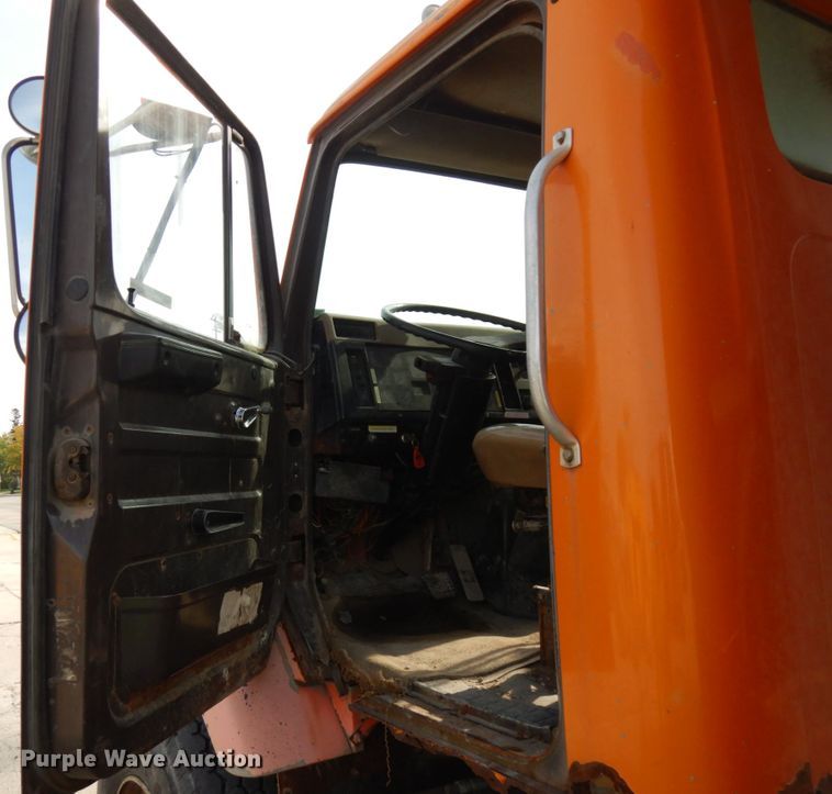 image for item JQ9306 1992 International 2674  dump truck