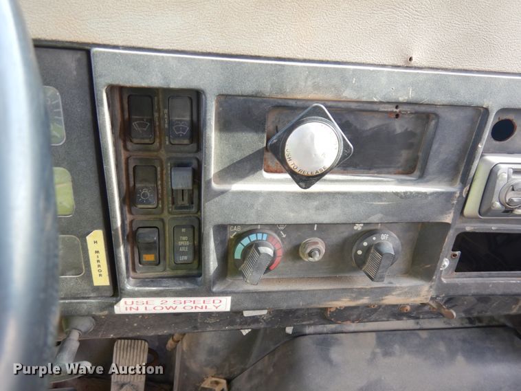 image for item JQ9306 1992 International 2674  dump truck