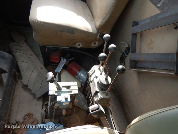 image for item JQ9306 1992 International 2674  dump truck