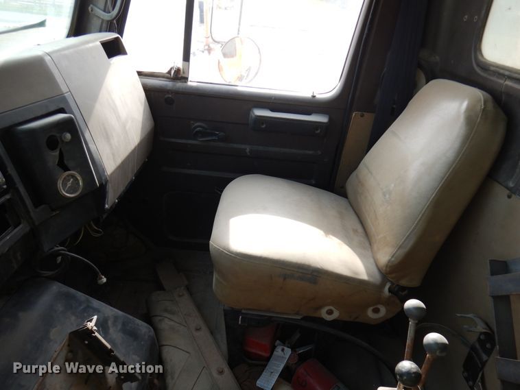 image for item JQ9306 1992 International 2674  dump truck