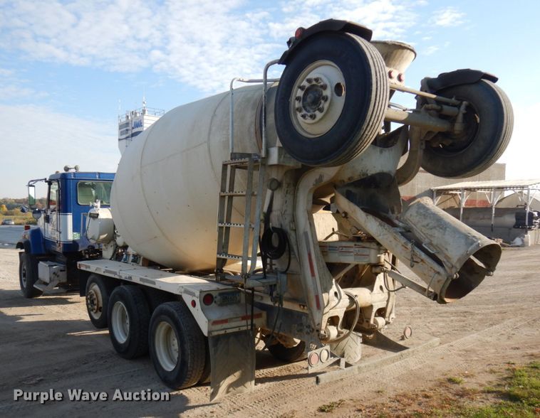 image for item JQ9308 2004 International 5500i  ready mix truck