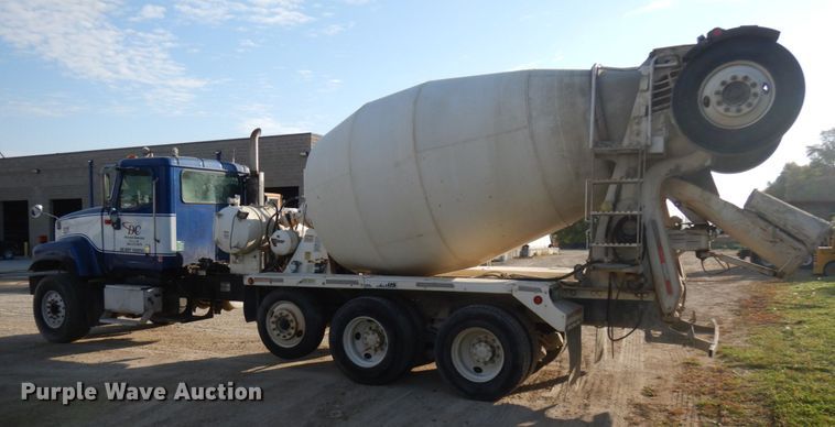 image for item JQ9308 2004 International 5500i  ready mix truck