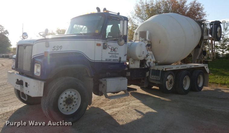 image for item JQ9308 2004 International 5500i  ready mix truck