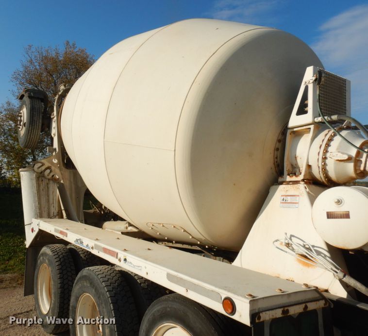 image for item JQ9308 2004 International 5500i  ready mix truck