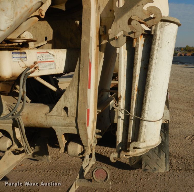 image for item JQ9308 2004 International 5500i  ready mix truck