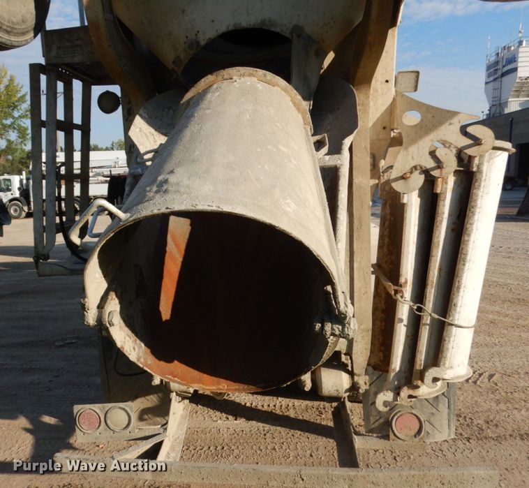 image for item JQ9308 2004 International 5500i  ready mix truck