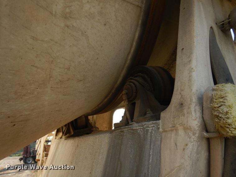 image for item JQ9308 2004 International 5500i  ready mix truck