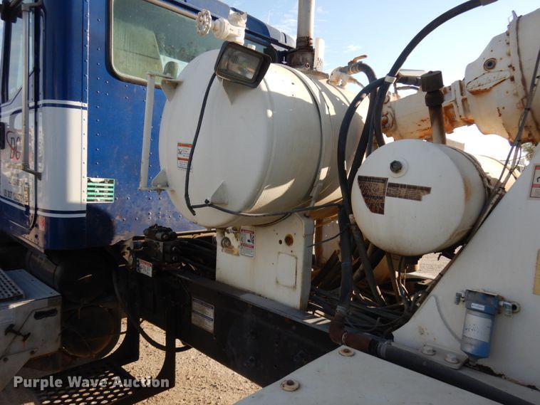 image for item JQ9308 2004 International 5500i  ready mix truck