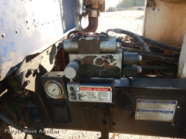 image for item JQ9308 2004 International 5500i  ready mix truck