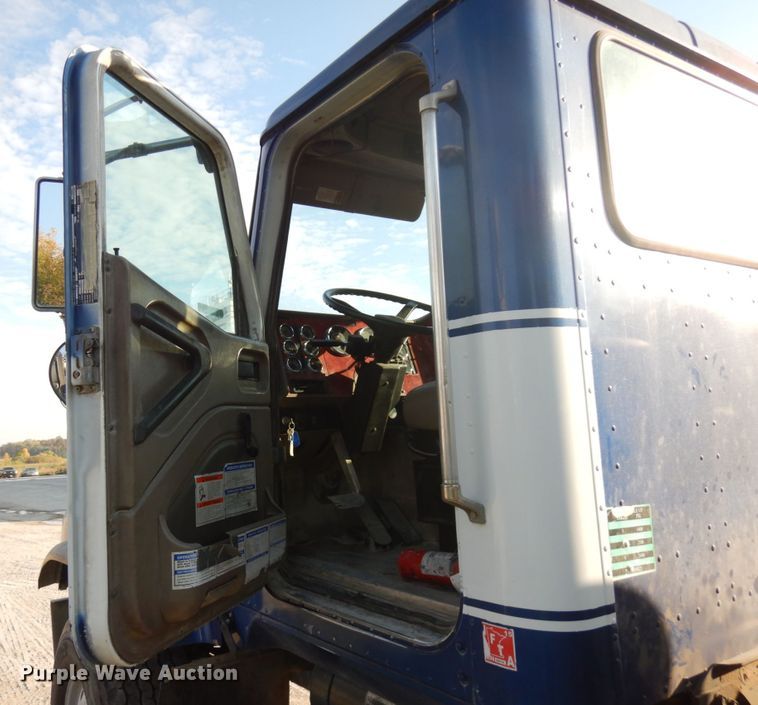 image for item JQ9308 2004 International 5500i  ready mix truck